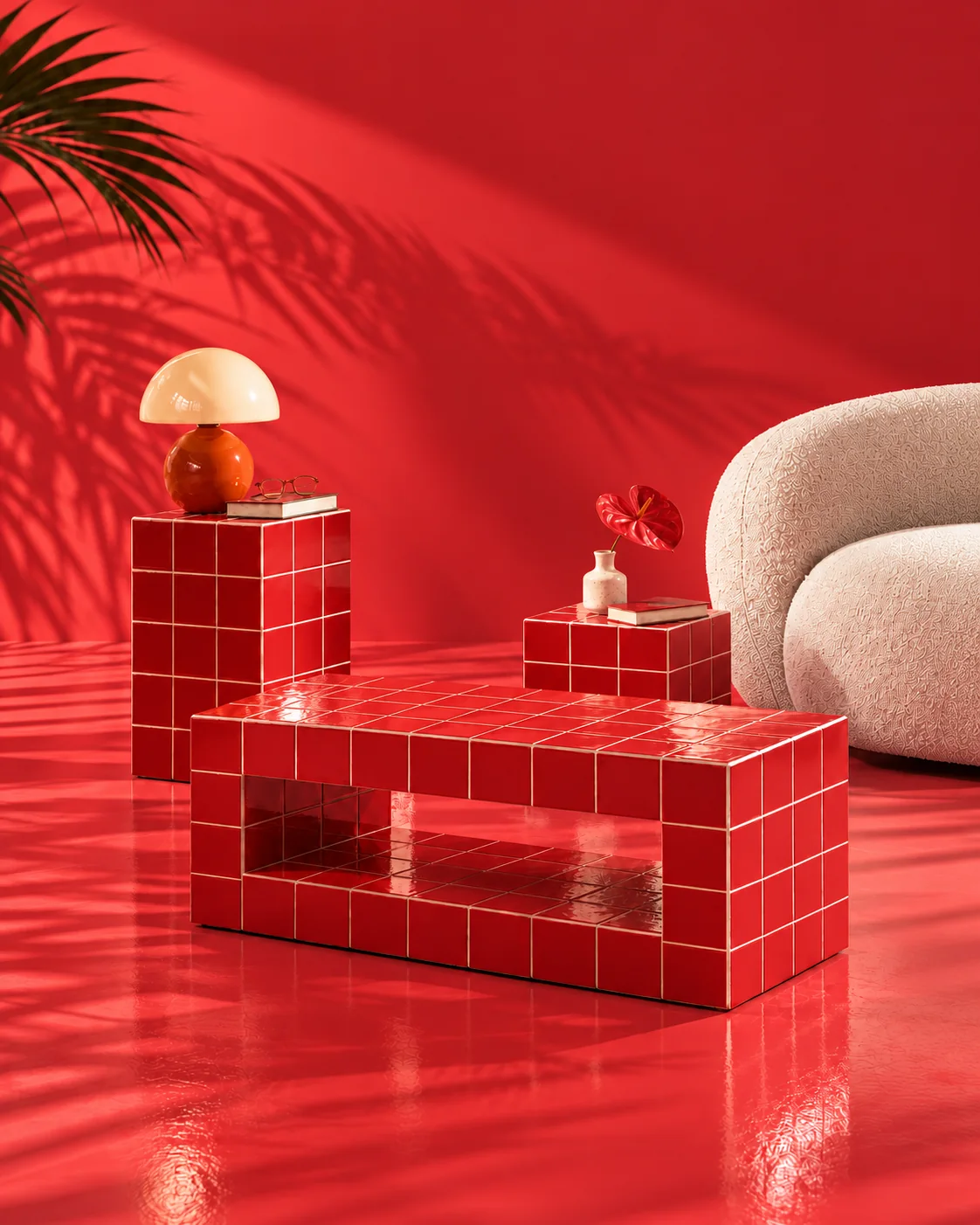 Mesa ratona VUOTO y cubos TALL y SMALL revestidos en cerámica roja, en un living rojo